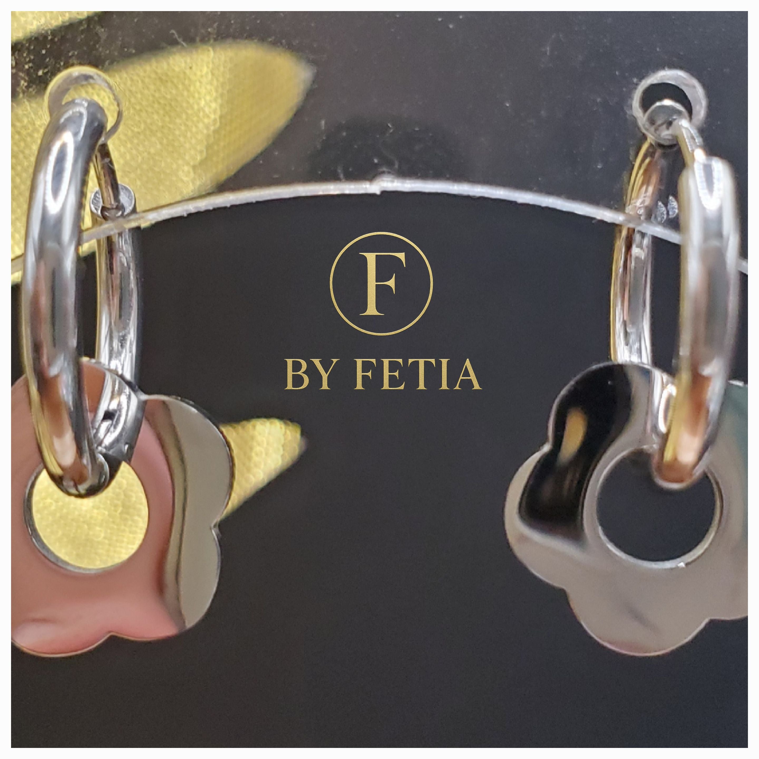 Créoles Rondes “Linda” en Acier Inoxydable – Dorées et Argentées, parées d'une Petite Fleur délicate